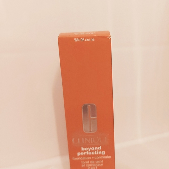 *NEW* CLINIQUE BEYOND PERFECTING FOUNDATION + CONCEALER 2 IN 1 **BRAND NEW** - Picture 2 of 4